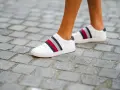Białe trampki na gumce z kolorowymi paskami, rozmiar 8 jaki to rozmiar? Idealne na spacer po bruku.