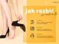Kobieta zdejmuje czarny, elegancki but, pokazując, jak rozbić za małe buty. Porady obejmują wymianę wkładek, użycie suszarki i pary.