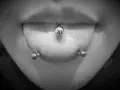 Język z kolczykami, przypominający śmieszny **snake eye**.