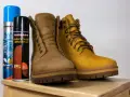 Dwa buty Timberland i dwa preparaty Tarrago: Nano Protect i Nubuck Suede Renovator. Idealne do pytania: czym wyczyścić zamszowe buty.