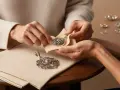 Dwie kobiety polerują ozdobne srebrne kolczyki miękką ściereczką. Dowiedz się, jak wyczyścić srebrne kolczyki, by znów lśniły.