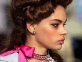 Modelka z fryzurą w stylu retro i makijażem podkreślającym oczy. W uchu widoczny jest kolczyk anti tragus.
