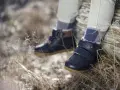 Granatowe, zimowe buty dziecięce na rzepy i sznurowadła, z futerkiem w środku. Wygodne i stylowe, idealne na jesienne i zimowe przygody. Różne marki butów oferują podobne modele.
