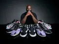 Shaquille O'Neal prezentuje kolekcję butów, pokazując, jak duży jest jego rozmiar buta.