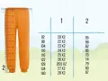Pomarańczowe spodnie obok miarki. Tabela rozmiarów: rozmiar 104 jaki wiek dziecka?