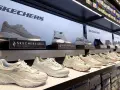 Skechers to znana firma obuwnicza. Na półkach sklepowych prezentowane są różnorodne modele butów tej marki, od sportowych po casualowe.