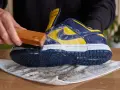 Czyszczenie sneakersów szczotką z pianą. Dowiedz się, jak szybko wysuszyć buty po praniu, aby znów były jak nowe.