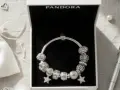 Bransoletka Pandora w pudełku. Czy można się myć z bransoletką Pandora? Zależy od materiału.