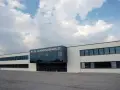 Nowoczesny budynek z logo F.LLI CAMPAGNOLO. To właśnie ta firma produkuje wysokiej jakości komponenty rowerowe.