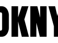 Logo DKNY. To znana marka odzieżowa, która oferuje stylowe ubrania i akcesoria.