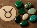 Symbol byka i różne zielone, białe i turkusowe kamienie. Idealne kamienie dla byka, by wzmocnić jego siłę i stabilność.