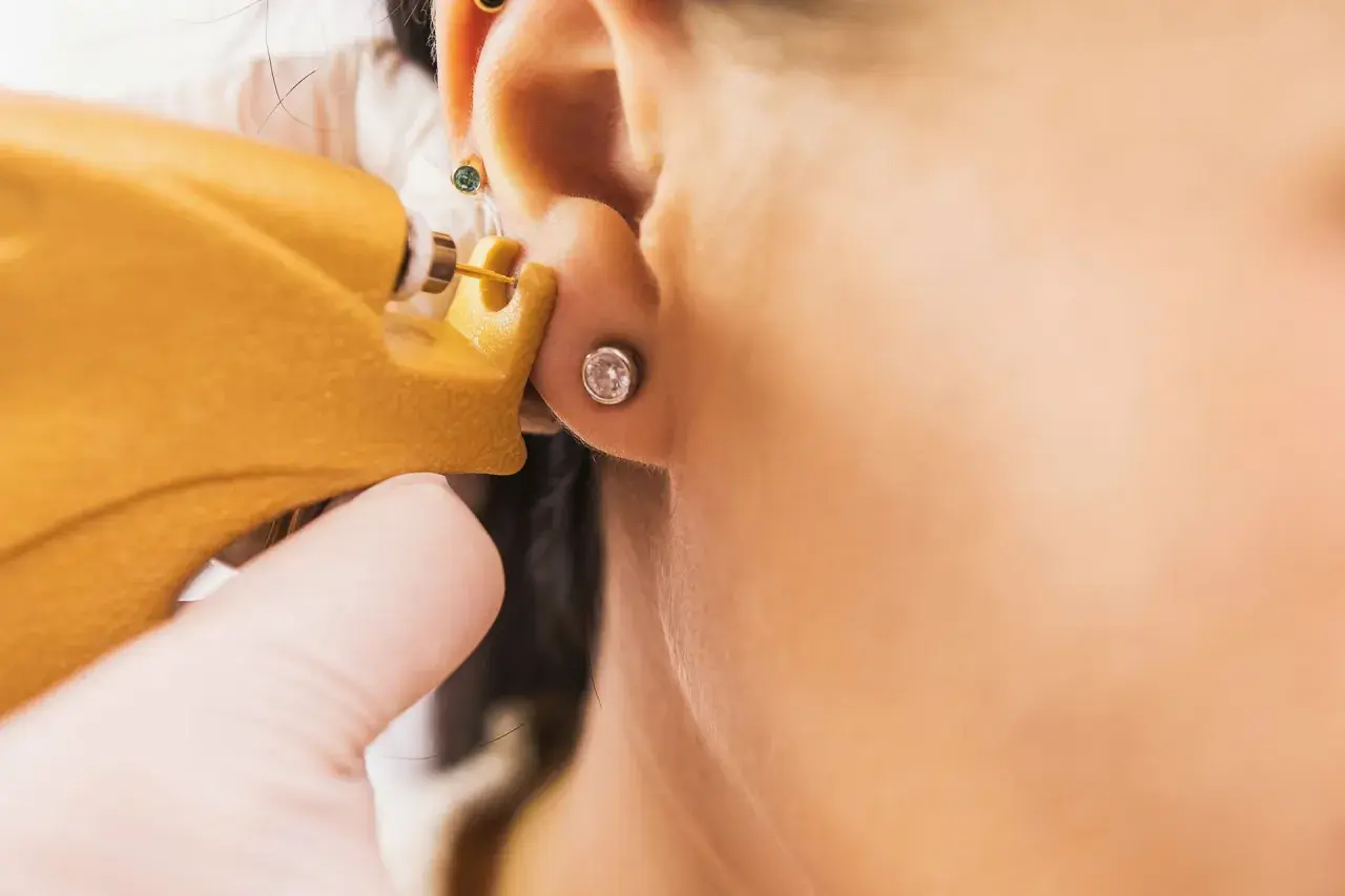 Profesjonalne przekłuwanie ucha. Zobacz, jak wygląda piercing i jakie są jego rodzaje.