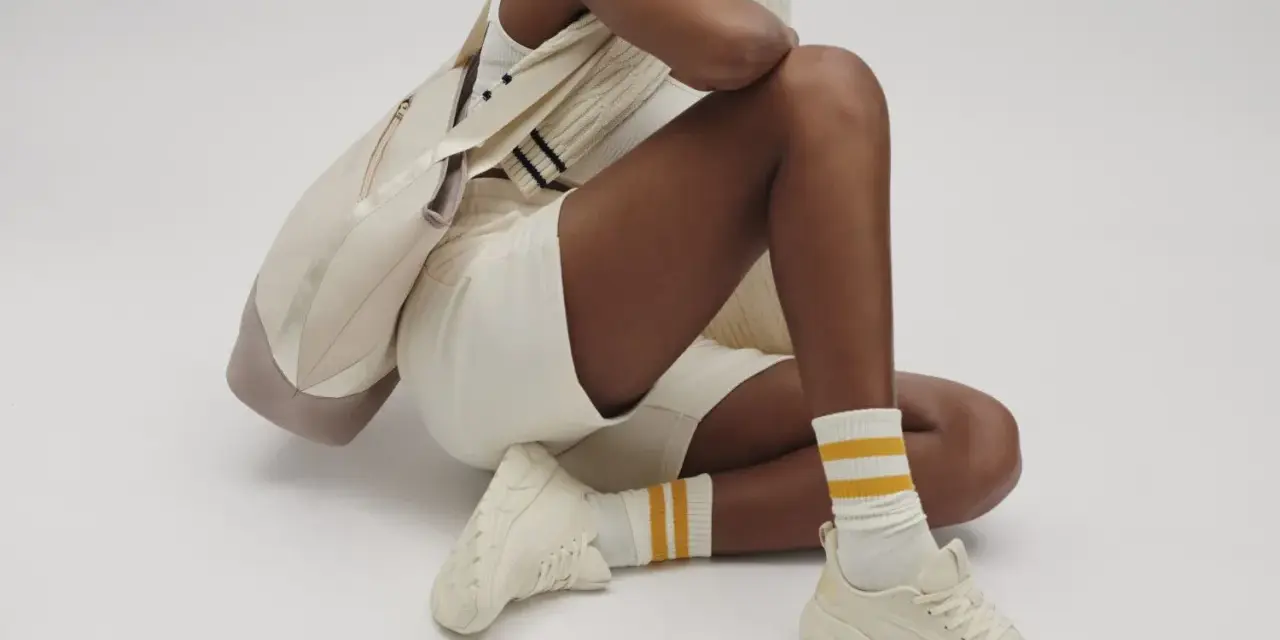Kremowe sneakersy i stylowa torba – idealny zestaw na co dzień. Sprawdź ccc promocje!