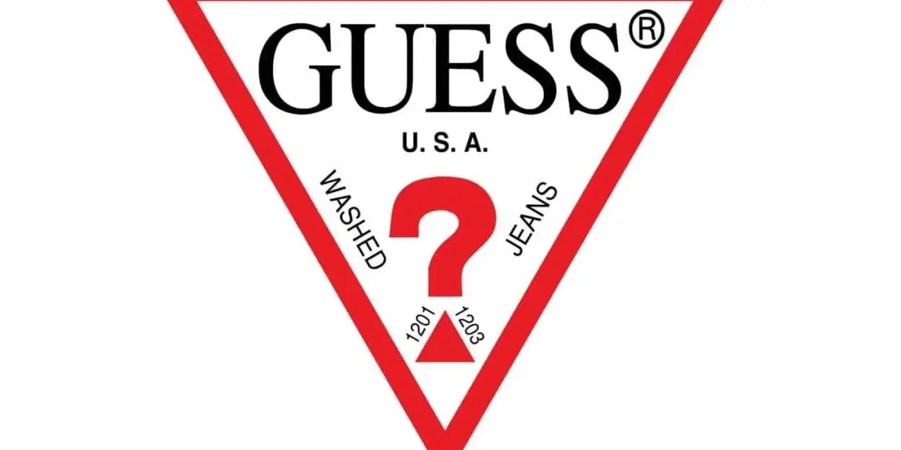 Logo Guess. Czerwony trójkąt z napisem "GUESS U.S.A.", znakiem zapytania i hasłami "WASHED JEANS".