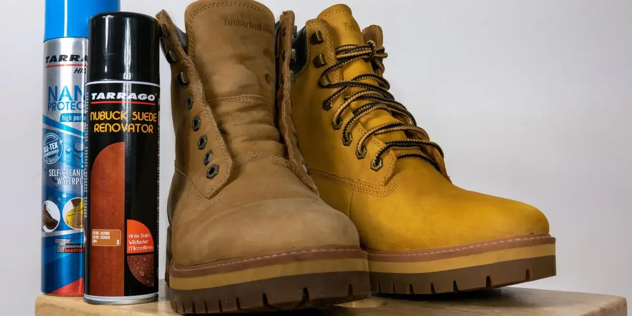 Dwa buty Timberland i dwa preparaty Tarrago: Nano Protect i Nubuck Suede Renovator. Idealne do pytania: czym wyczyścić zamszowe buty.