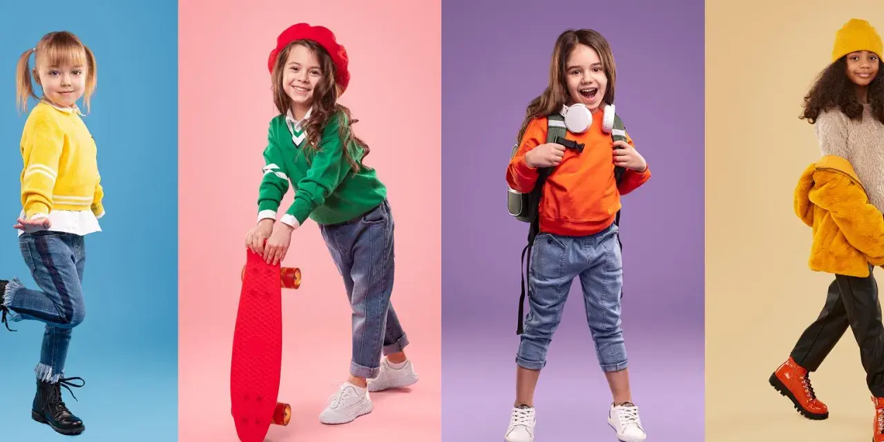Cztery dziewczynki w modnych stylizacjach. Jedna w żółtym sweterku, druga z deskorolką, trzecia z plecakiem, czwarta w kurtce. Zaniżona rozmiarówka? Nie tutaj!