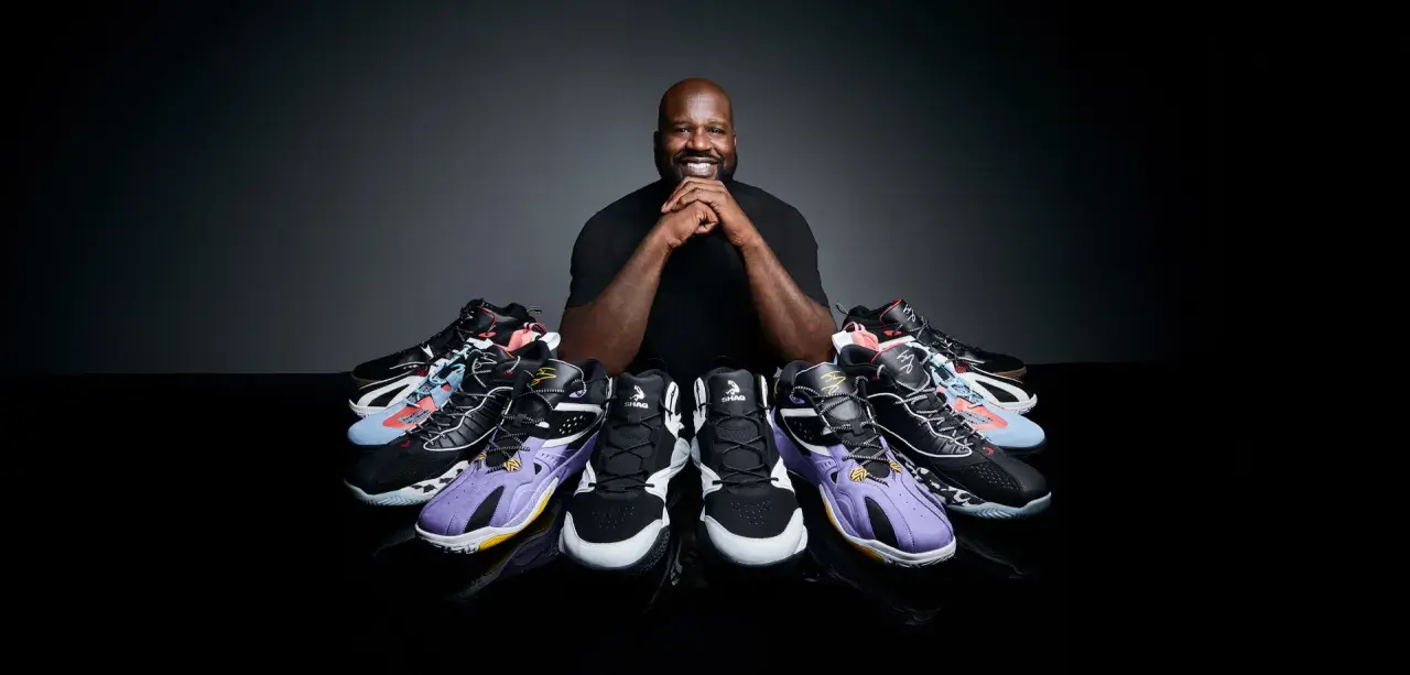 Shaquille O'Neal prezentuje kolekcję butów, pokazując, jak duży jest jego rozmiar buta.