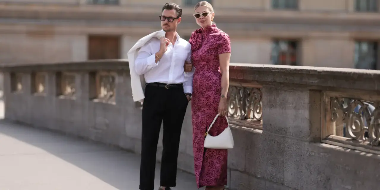 Elegancka para, która wie, jak się ubrać do teatru. On w białej koszuli i czarnych spodniach, ona w kwiecistej sukni.