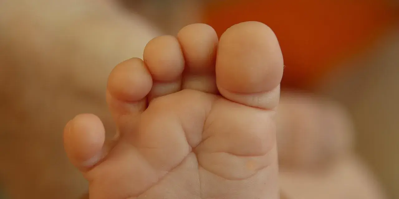 Małe paluszki dziecka. Czy 19 cm to rozmiar buta dla malucha?