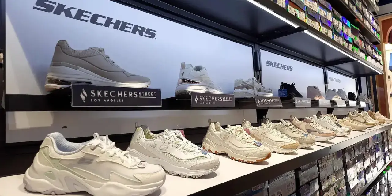 Skechers to znana firma obuwnicza. Na półkach sklepowych prezentowane są różnorodne modele butów tej marki, od sportowych po casualowe.