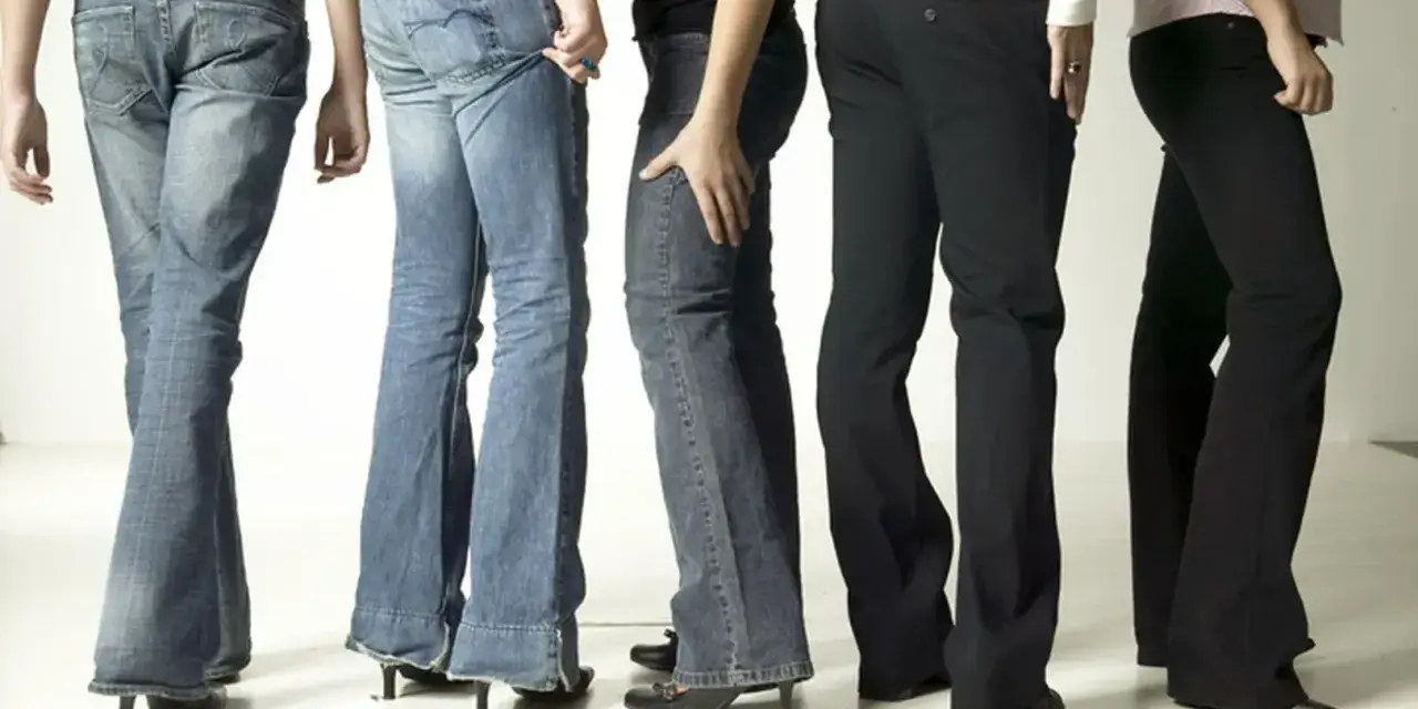 Nogi w dzwonach i jeansach, powrót do mody lat 70. i stylowych lat 2000.