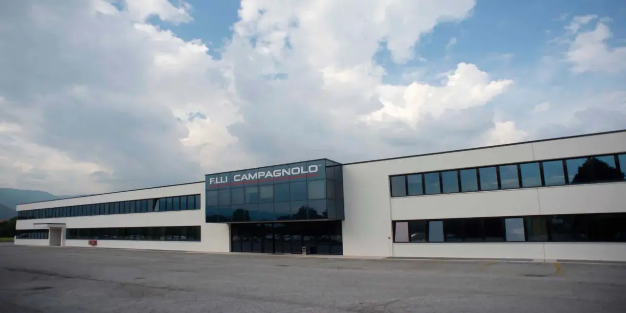 Nowoczesny budynek z logo F.LLI CAMPAGNOLO. To właśnie ta firma produkuje wysokiej jakości komponenty rowerowe.
