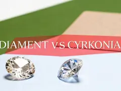 Dwa błyszczące kamienie, jeden jaśniejszy, drugi z niebieskimi refleksami, obok napisu "DIAMENT VS CYRKONIA". Jak odróżnić diament od cyrkonii?