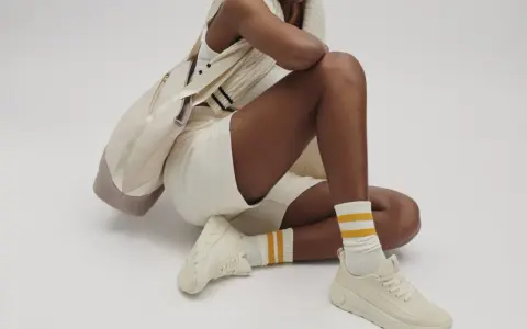 Kremowe sneakersy i stylowa torba – idealny zestaw na co dzień. Sprawdź ccc promocje!