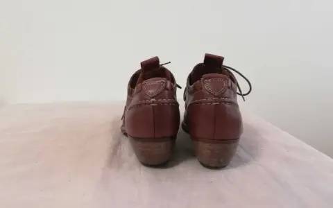 Brązowe, skórzane botki na niskim obcasie. To buty marki Pikolinos, znanej z wysokiej jakości i komfortu.