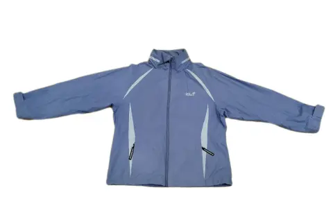 Niebieska kurtka Jack Wolfskin, znanej firmy odzieżowej, z białymi wstawkami i logo.