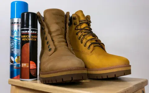 Dwa buty Timberland i dwa preparaty Tarrago: Nano Protect i Nubuck Suede Renovator. Idealne do pytania: czym wyczyścić zamszowe buty.