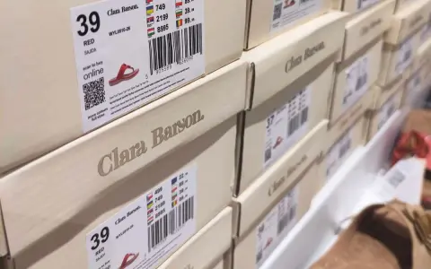 Pudełka z obuwiem Clara Barson. To marka oferująca stylowe i wygodne buty, dostępne online.