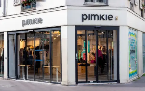 Sklep Pimkie, znana marka odzieżowa, prezentuje swoje kolekcje za przeszklonymi witrynami.