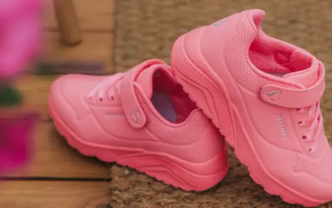 Różowe buty Skechers na rzepy, idealne buty na prezent dla małej damy.