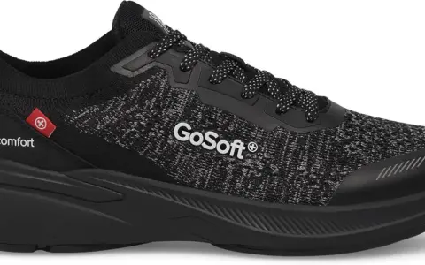 Czarny but sportowy z napisem "GoSoft" i "swiss comfort". Firma GoSoft Swiss Comfort tworzy wygodne obuwie.