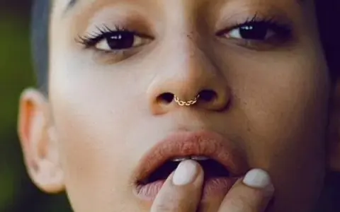 Septum jaki kolczyk na początek - wybierz bezpieczny i komfortowy materiał