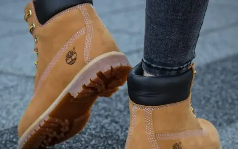 Klasyczne, brązowe buty Timberland, znane z trwałości i stylu. Timberland to firma tworząca obuwie na każdą pogodę.
