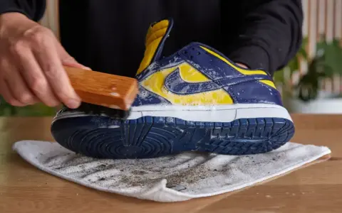 Czyszczenie sneakersów szczotką z pianą. Dowiedz się, jak szybko wysuszyć buty po praniu, aby znów były jak nowe.