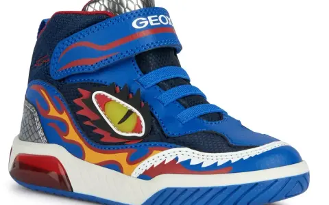 Niebieskie buty dziecięce Geox z motywem smoka i płomieni. To świetna firma dla aktywnych maluchów!