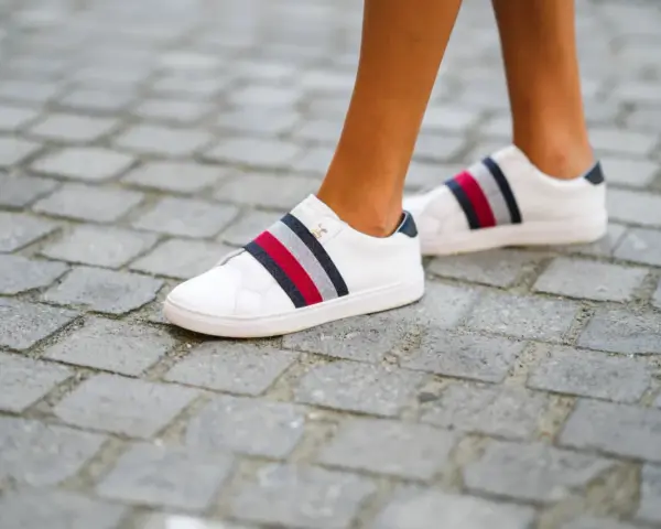 Białe trampki na gumce z kolorowymi paskami, rozmiar 8 jaki to rozmiar? Idealne na spacer po bruku.