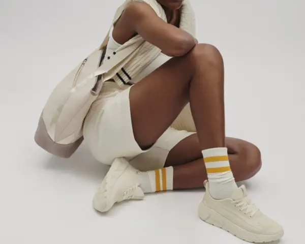 Kremowe sneakersy i stylowa torba – idealny zestaw na co dzień. Sprawdź ccc promocje!