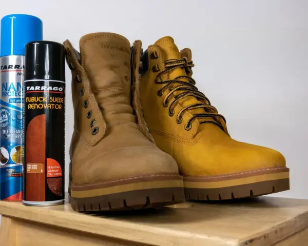 Dwa buty Timberland i dwa preparaty Tarrago: Nano Protect i Nubuck Suede Renovator. Idealne do pytania: czym wyczyścić zamszowe buty.