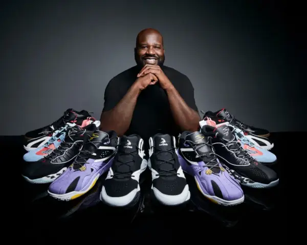 Shaquille O'Neal prezentuje kolekcję butów, pokazując, jak duży jest jego rozmiar buta.