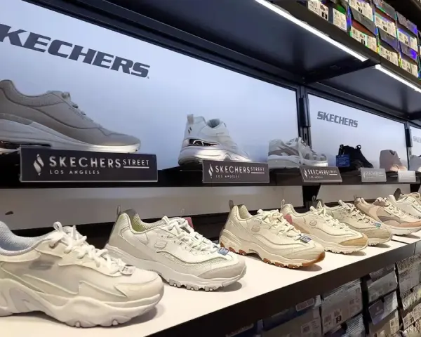 Skechers to znana firma obuwnicza. Na półkach sklepowych prezentowane są różnorodne modele butów tej marki, od sportowych po casualowe.