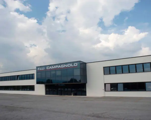 Nowoczesny budynek z logo F.LLI CAMPAGNOLO. To właśnie ta firma produkuje wysokiej jakości komponenty rowerowe.