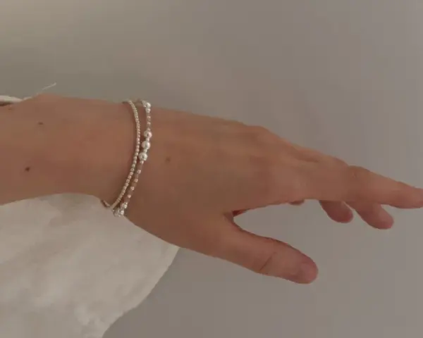 Delikatne bransoletki na nadgarstku. Dowiedz się, jak dobrać rozmiar bransoletki, by idealnie pasowała.