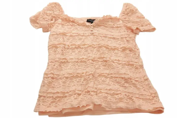 Brzoskwiniowa bluzka z koronki z falbankami i guzikami. To uroczy element garderoby od Dorothy Perkins, marki znanej z modnych ubrań.