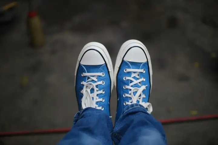 Niebieskie trampki z białymi sznurówkami i podeszwą. Czy na Zalando są oryginalne buty? Tak, można tam znaleźć autentyczne modele.