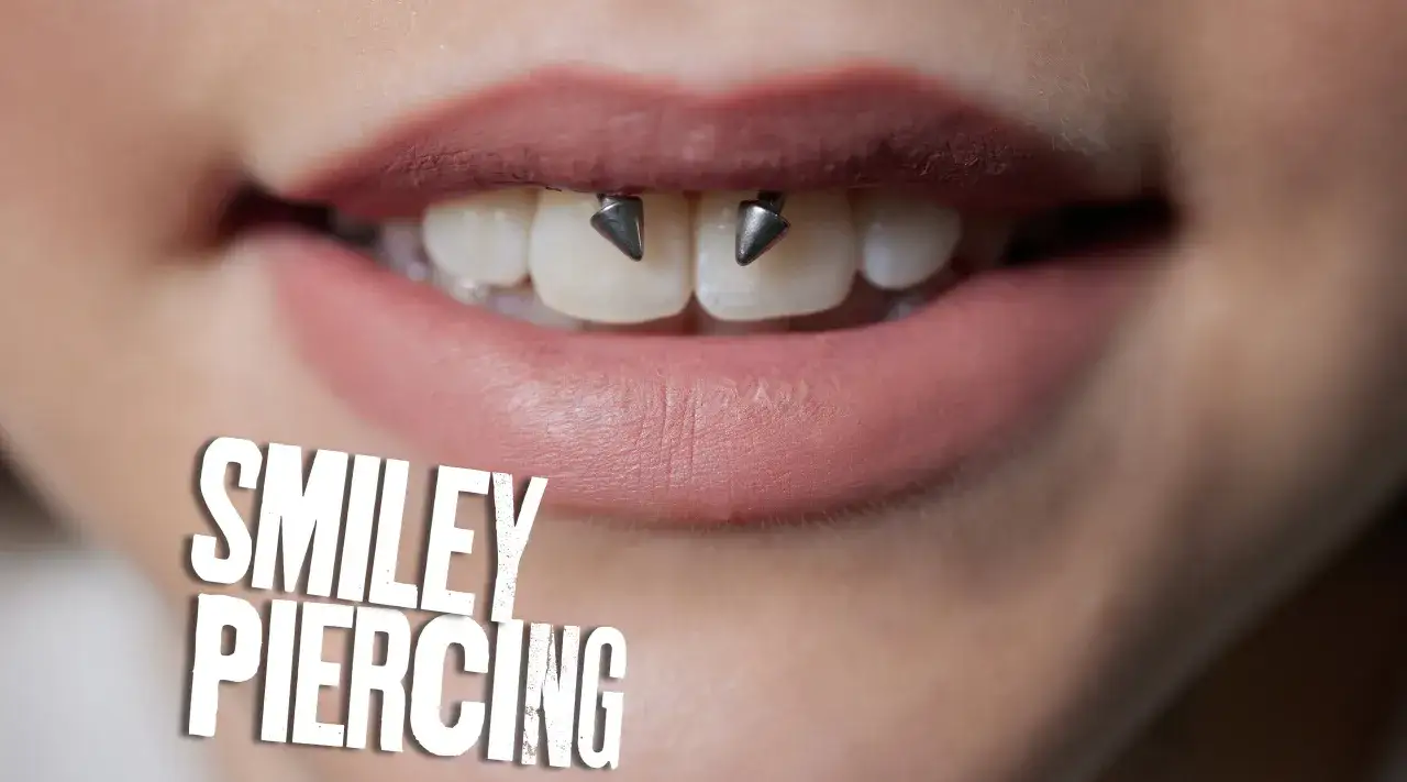 Usta z różową szminką i kolczykiem smiley piercing, który dodaje odrobinę buntu.