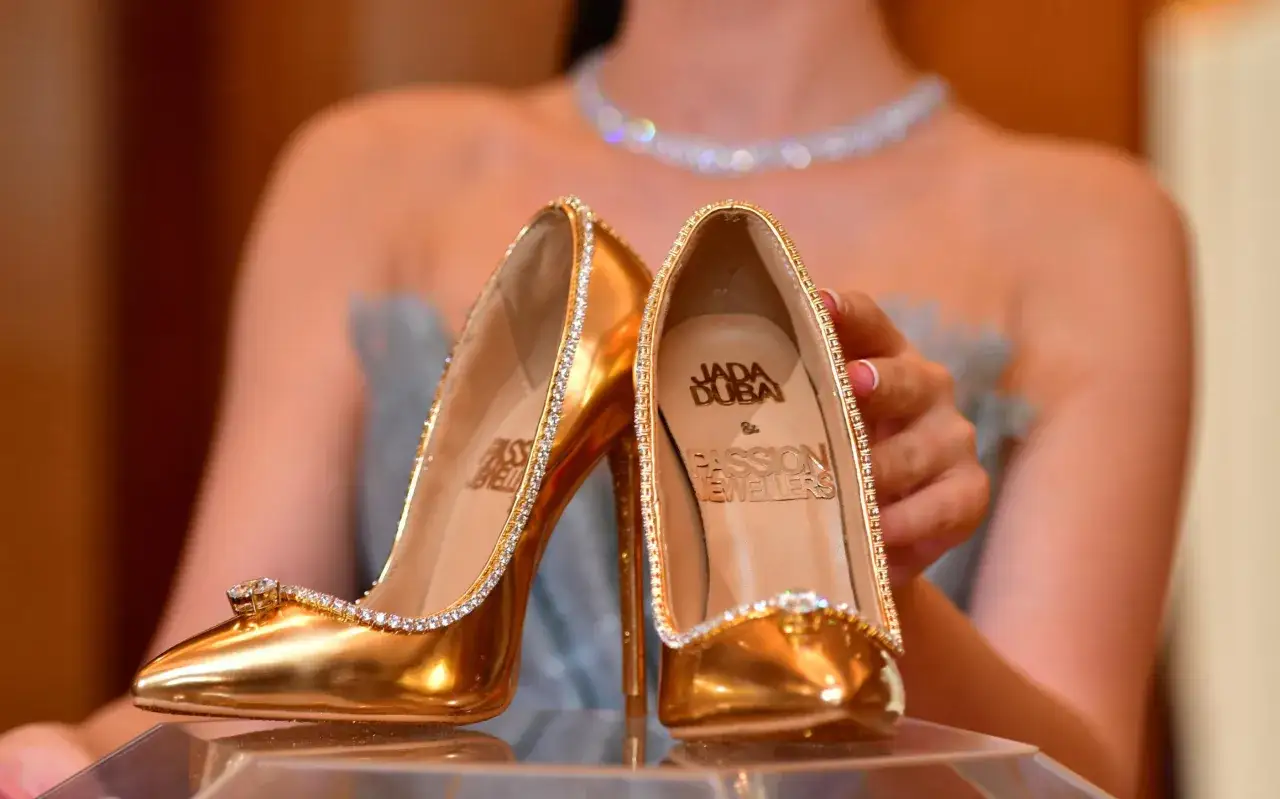 Złote szpilki wysadzane diamentami, ozdobione logo Jada Dubai. To najdroższe buty na świecie, symbol luksusu i przepychu.